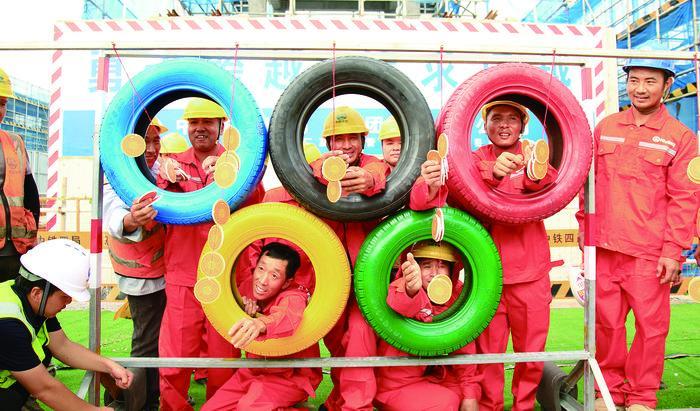 双节，他们坚守一线